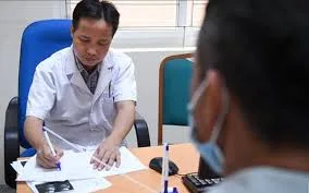 Bác sĩ trao đổi với người bệnh về triệu chứng đường tiểu